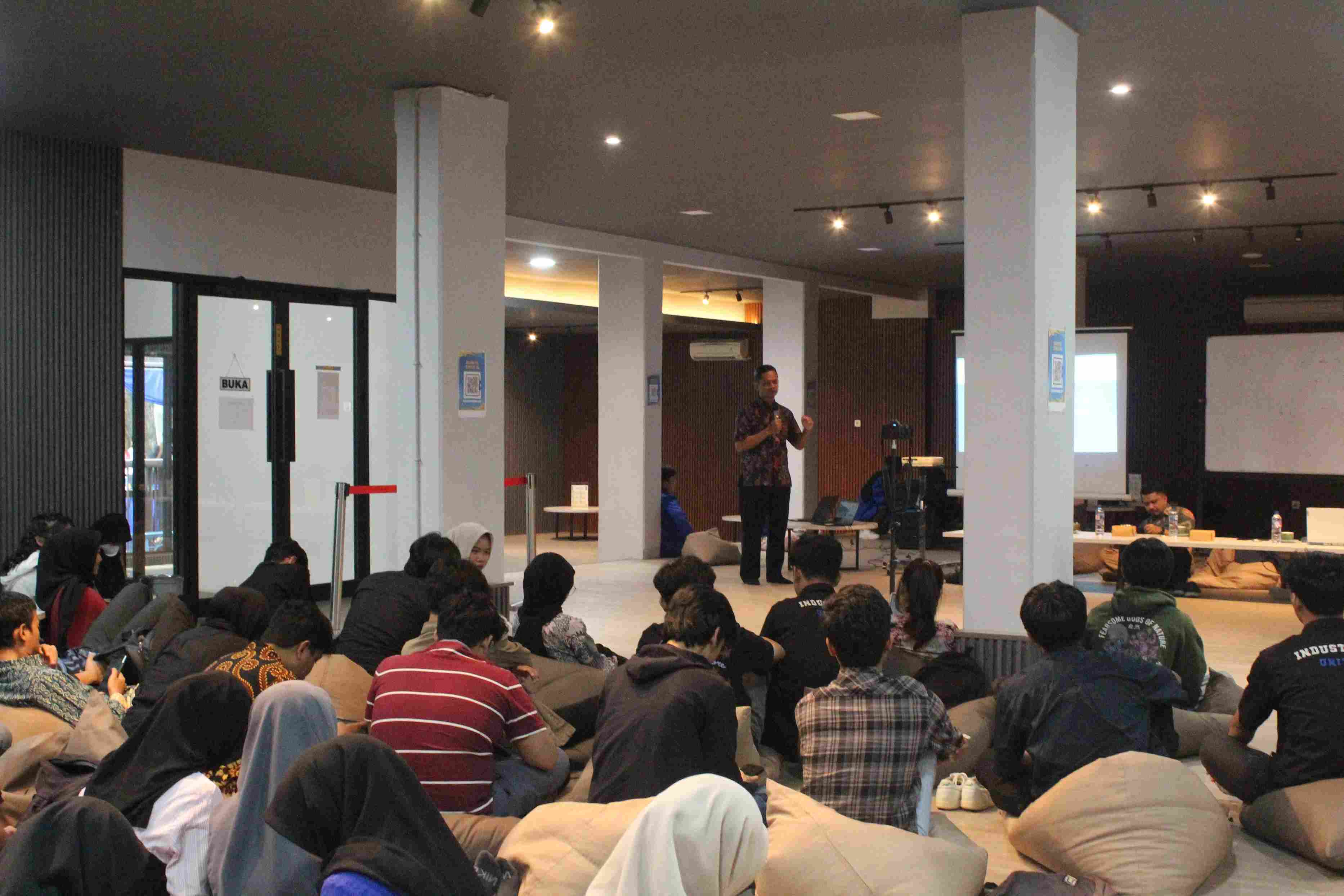 Pemaparan Materi oleh Bapak Jazuli